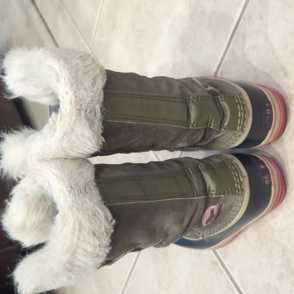 Girls size 2 Sorel winter fur boots, olive green, black and pink - Picture 5 of 11